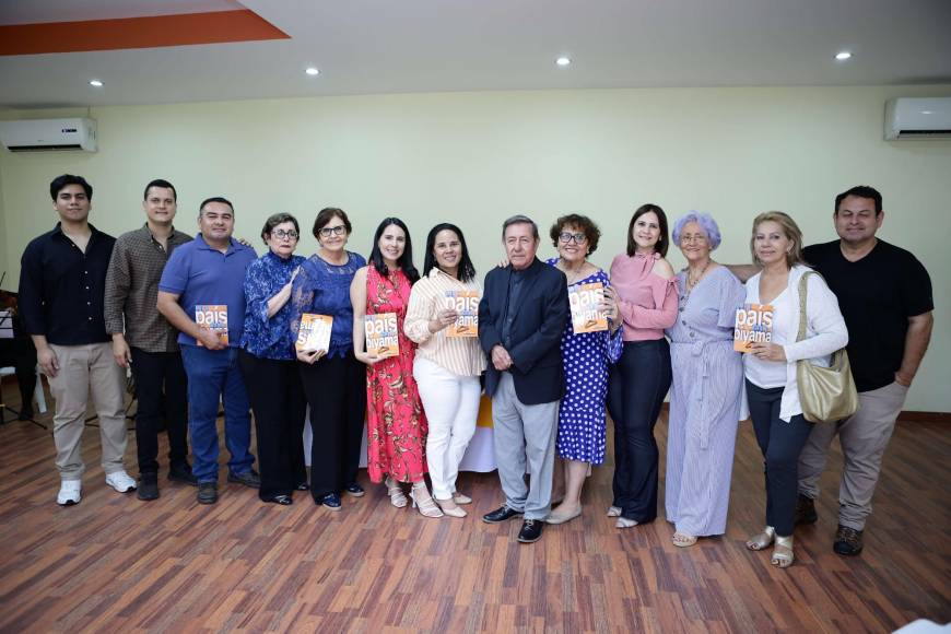 La familia de Renán Martínez acompañó al autor de la obra en la presentación de su nuevo libro en el Colegio de Periodistas de SPS. Uno de ellos, su sobrino Felipe Martínez, expresó su agradecimiento por la dedicatoria del libro a su padre, Juan Antonio Martínez (q.d.D.g.), una persona que fue apasionada por el arte y que compartió ese amor a la literatura con su hermano. 