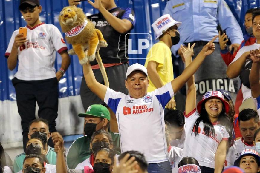 Llenazo espectacular de afición de Olimpia y fiesta de la Ultra Fiel en el Nacional ante Municipal