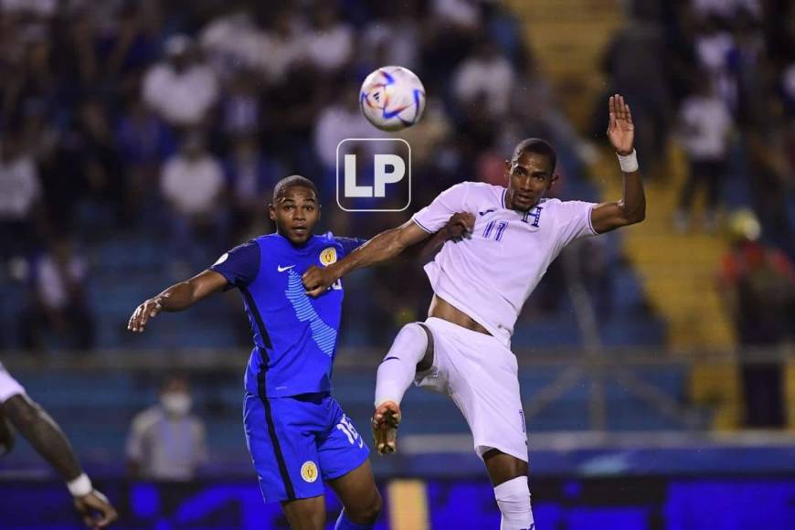 Jerry Bengtson salta por el balón con el defensa Michaël Maria de Curazao.