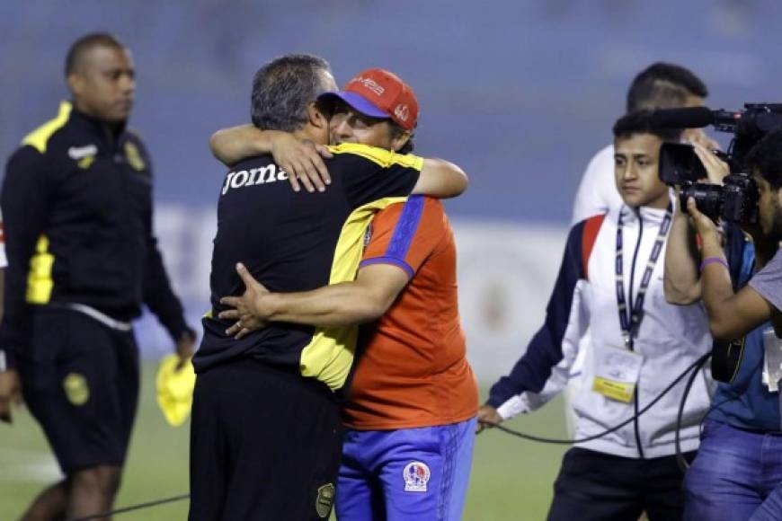 El abrazo de Pedro Troglio con Ramiro Martínez al final del partido.