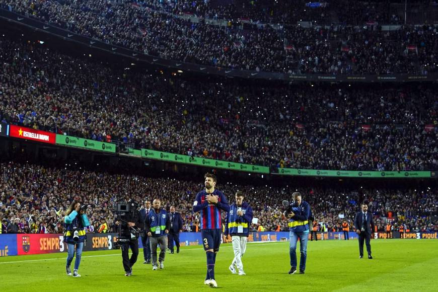 Gerard Piqué dio una vuelta entera en el Spotify Camp Nou para despedirse de la afición culé.