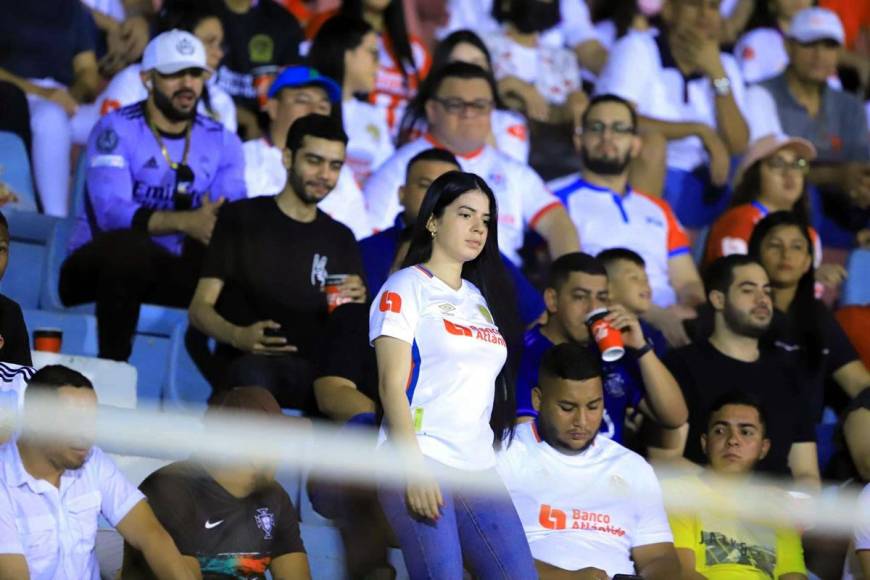 Una bella aficionada del Olimpia en el estadio Ceibeño durante la Gran Final.