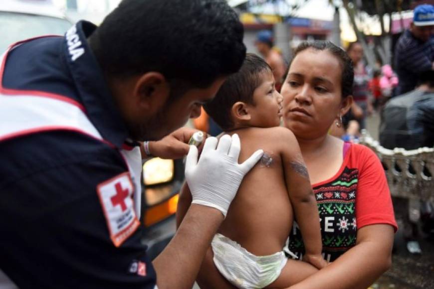 A su llegada a Huixtla, la Cruz Roja mexicana ofreció atención médica a varios integrantes de la caravana, entre estos varios niños que sufren insolación o deshidratación tras recorrer más de ocho horas de camino bajo el sol.