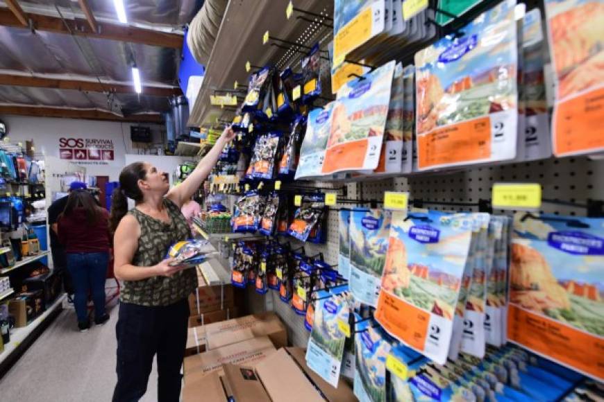 En Los Ángeles, los ciudadanos comenzaron a preparar un kit de emergencia con focos, baterias, agua y comida enlatada.