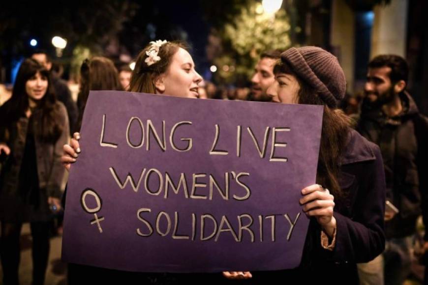Las griegas también salieron a las calles para expresar su solidaridad entre mujeres.