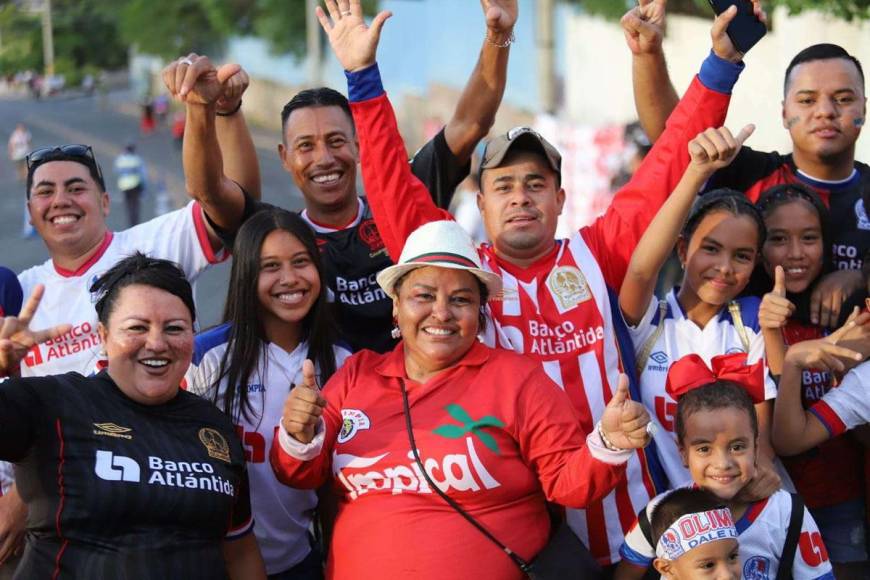 Un gran ambiente se vivió en las afueras del Nacional previo al partido del Olimpia ante Alajuelense.