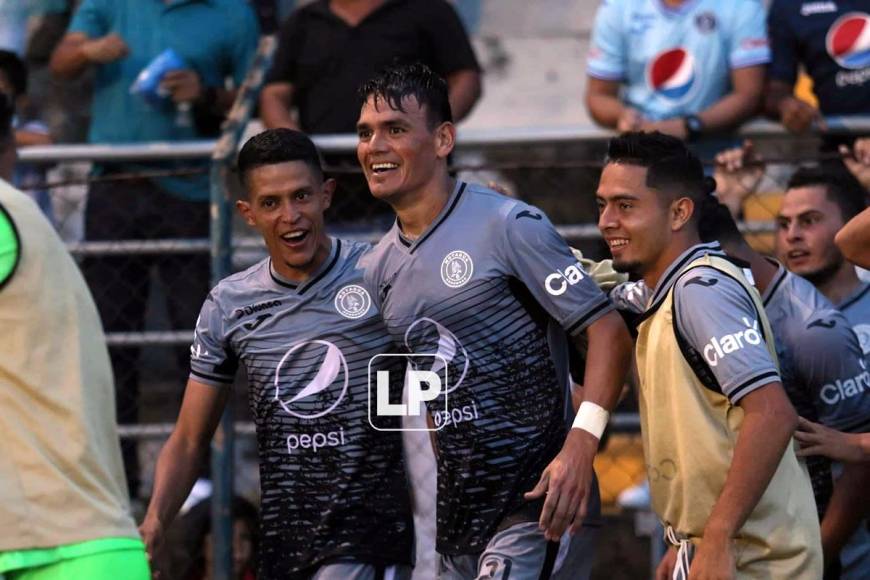 Roberto Moreira fue felicitado por sus compañeros tras el gol agónico para el triunfo de Motagua.