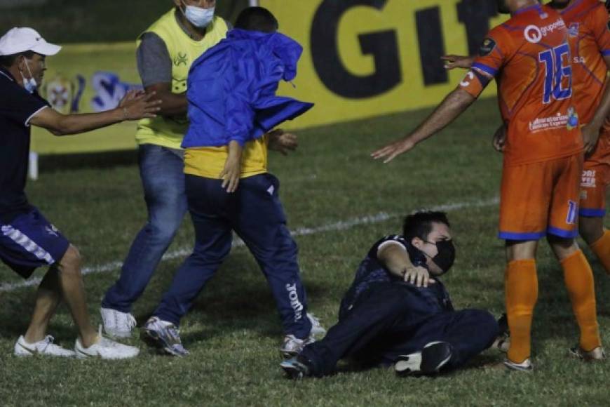 También otros miembros de ambos equipos protagonizaron una tremenda pelea.