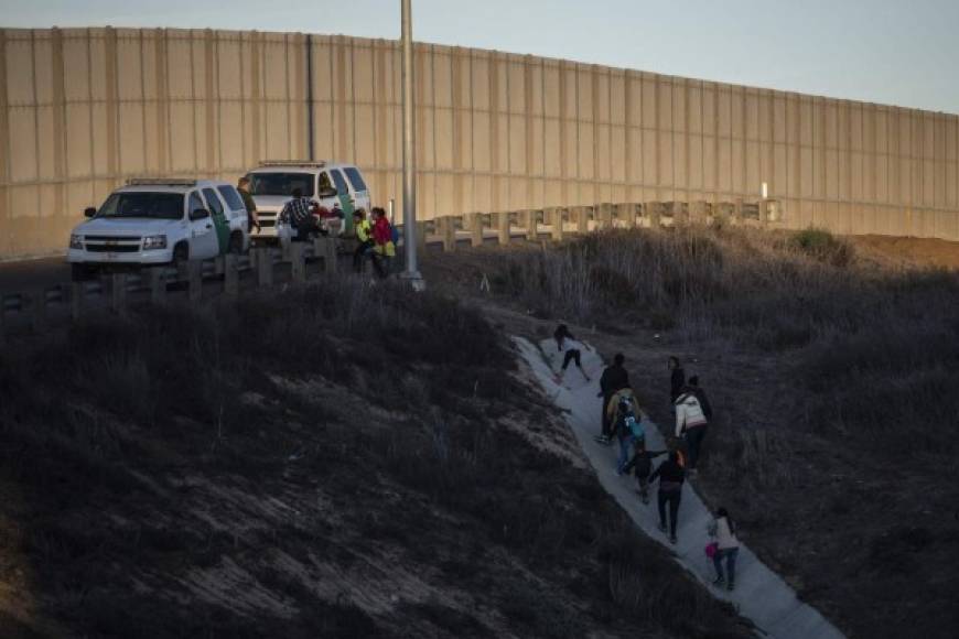 Tras ingresar a territorio estadounidense, los migrantes buscan a los agentes de la Patrulla Fronteriza para entregarse y solicitar asilo.