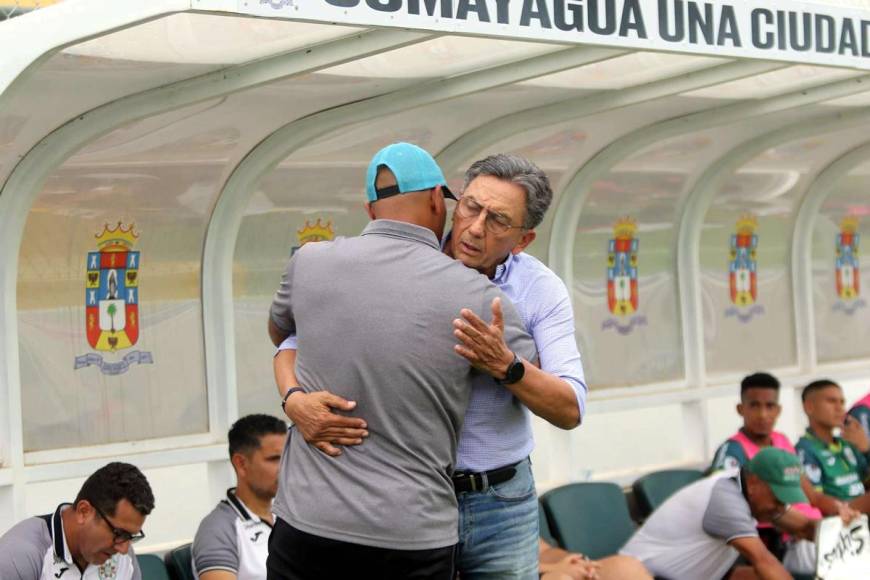 El saludo entre Ninrod Medina y Salomón Nazar antes del inicio del partido Motagua-Marathón en el estadio Carlos Miranda de Comayagua.