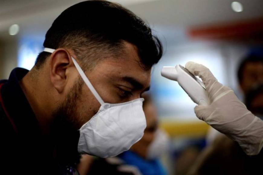 Las autoridades sanitarias redoblaron los controles de seguridad en el aeropuerto para evitar el ingreso de personas infectadas con el Covid 19 al país centroamericano.