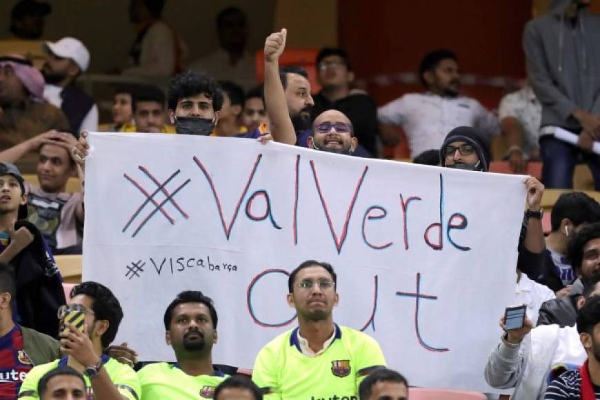 Varios aficionados muestran una pancarta en contra del entrenador del Barcelona, Ernesto Valverde, pidiendo su salida del club.