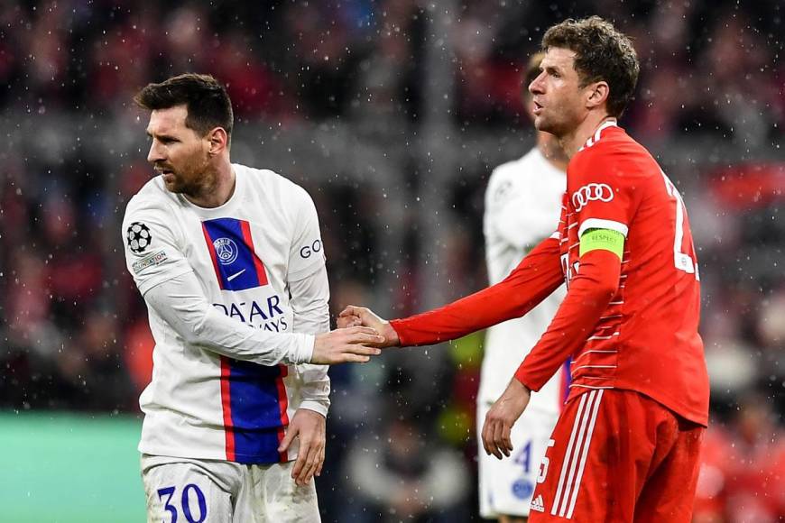 Thomas Müller estrecha la mano de Lionel Messi tras una jugada.