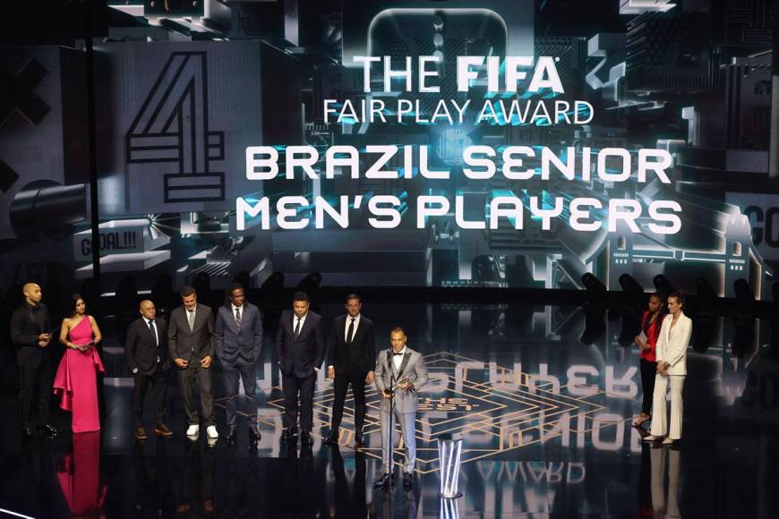 Los jugadores de la selección brasileña ganaron el premio FIFA Fair Play al juego limpio por su lucha contra el racismo. Recogieron el galardón en representación de la Canarinha, varios exfutbolistas entre los que se encuentran Cafú, Ronaldo, Juliano Belletti o Roberto Carlos.