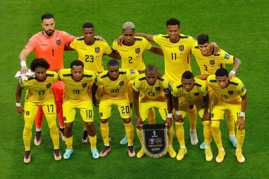 El 11 titular de Ecuador posando antes del partido contra Qatar.