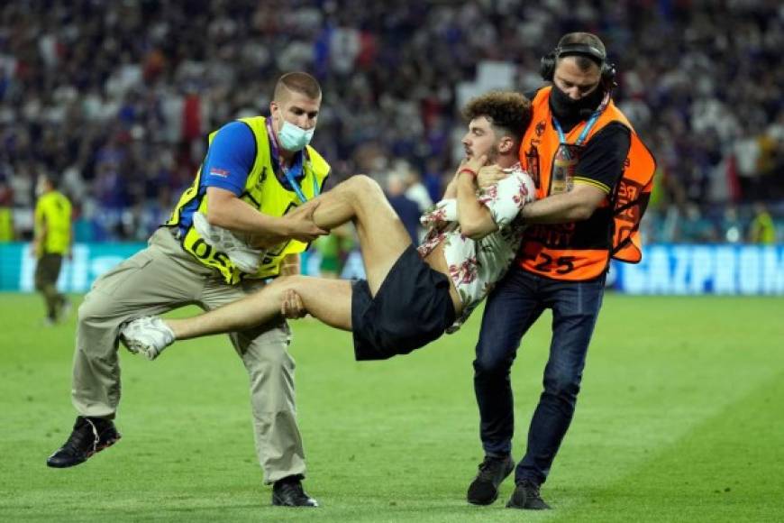 Así sacaron a este aficionado del estadio Puskas Arena de Budapest.