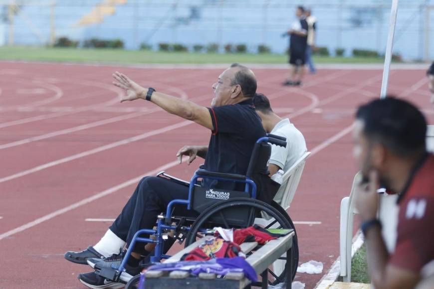 Carlos Orlando Caballero es el segundo técnico en Honduras que está dirigiendo en una sillas de ruedas. El primero fue Héctor Castellón. El entrenador de la UPN tiene un tumor que lo mantiene presionando parte de sus nervios y eso le ha dificultado la movilidad en sus manos y piernas.