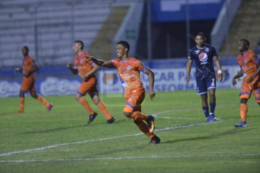 Víctor Moncada marcó por la vía penal lo que era el 2-2 de la UPN ante Motagua.