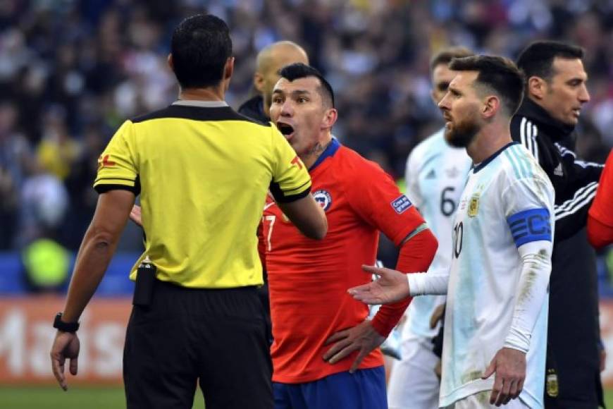 Gary Medel se quería 'comer' al árbitro luego de que lo expulsara. Foto AFP