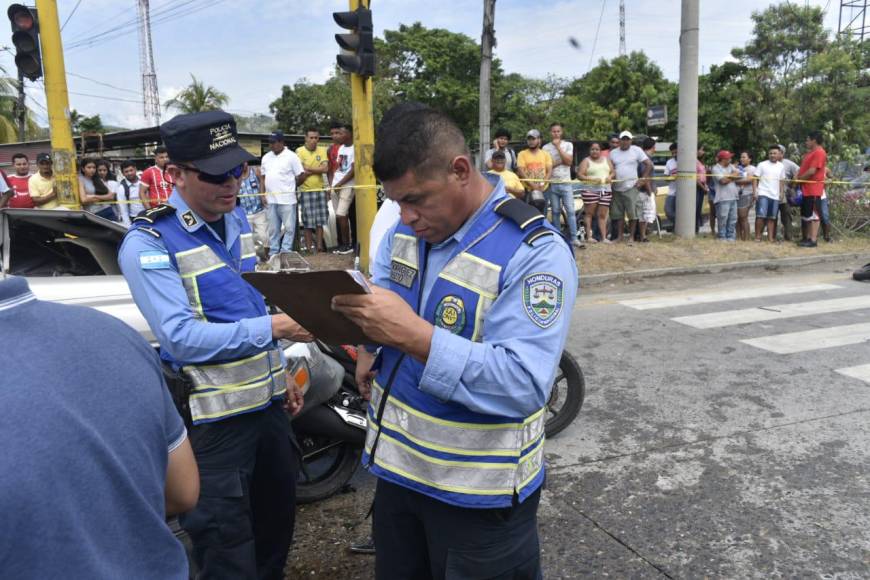 Un familiar de las mujeres dijo que estaban haciendo el alto en el semáforo cuando la camioneta irresponsablemente se las llevó.