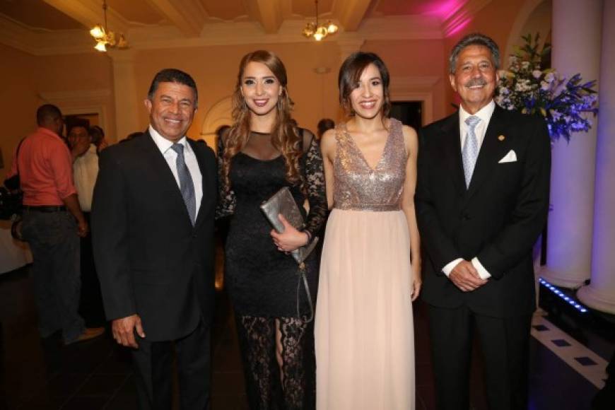 Emilio Silvestri, Alejandra y Sue Chávez y Pammy Marinakys.