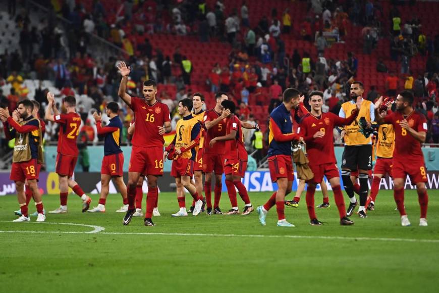 Los jugadores de España celebraron con los aficionados españoles la victoria sobre Costa Rica.