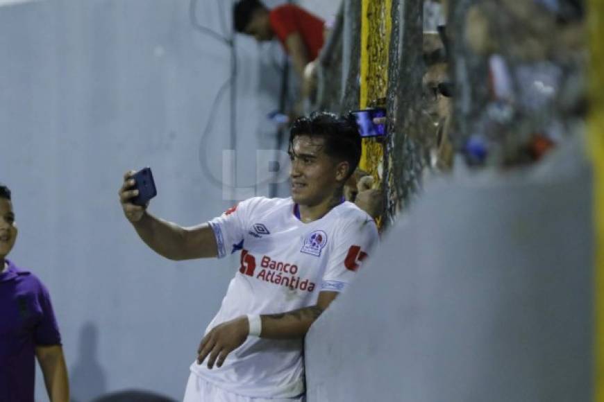 Tras el final del juego, los jugadores del Olimpia tuvieron el lindo gesto de compartir con la afición. Michaell Chirinos inclusive regaló varias selfies.