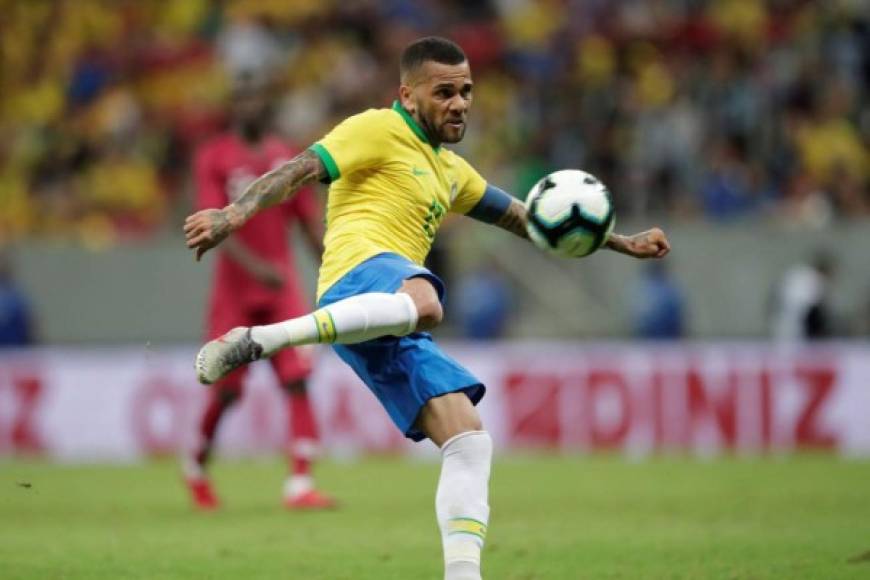 Dani Alves es el amo y señor del lateral derecho de 'La Canarinha'. El futbolista del PSG es el capitán de esta selección brasileña y ya jugó de titular en el amistoso pasado contra Qatar.