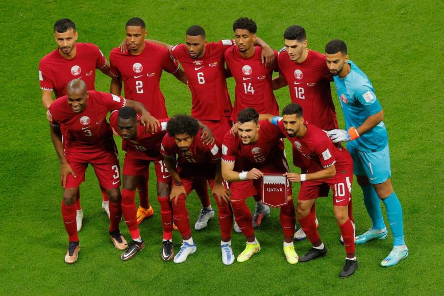 El 11 titular de Qatar posando antes del partido contra Ecuador.