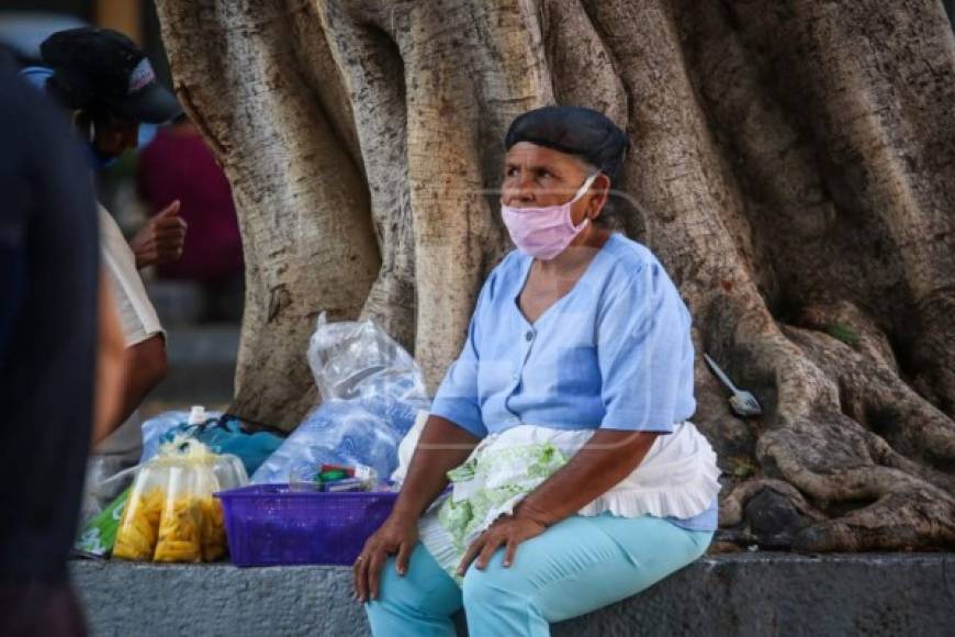 Hondureños en la capital de Honduras se las ingenian para protegerse el coronavirus