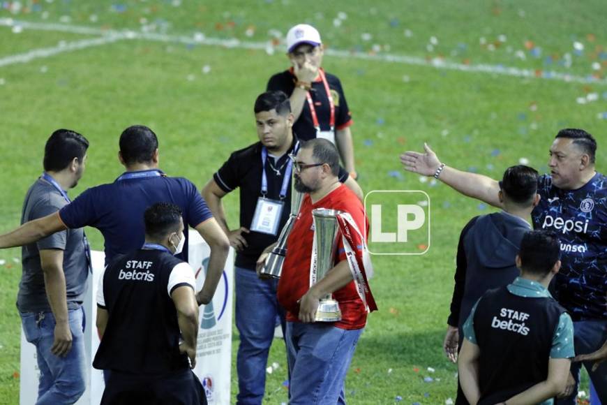 Antes del inicio del partido, hubo una pequeña discusión por la ubicación de las copas de la Liga Concacaf que ha ganado el Olimpia.
