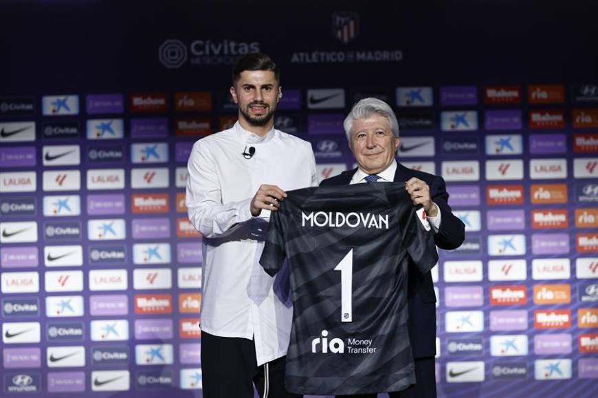 Con el número ‘1’ en su nueva camiseta del Atlético de Madrid, con el que firmó un contrato por tres años y medio procedente del Rapid Bucarest, el portero Horatiu Moldovan fue presentado este miércoles y expresó su admiración por Jan Oblak.