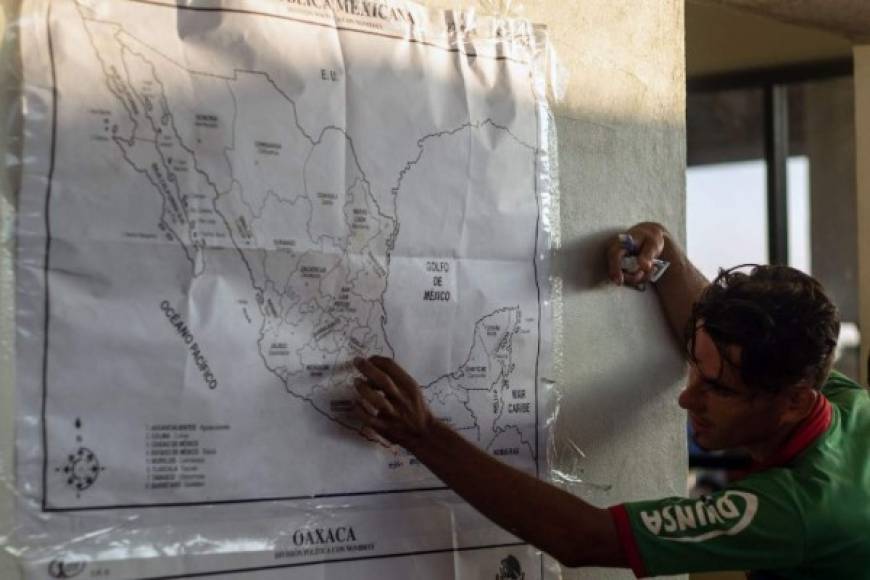 Un migrante hondureño observa en un mapa de México el trayecto que le resta a la caravana para llegar a la frontera de EEUU.