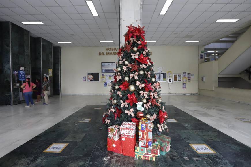 En el lobby del centro asistencial también se colocó un enorme árbol navideño.