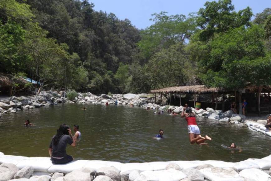 En estas pozas no solo se puede refrescar, sino disfrutar de la naturaleza que rodea el lugar.