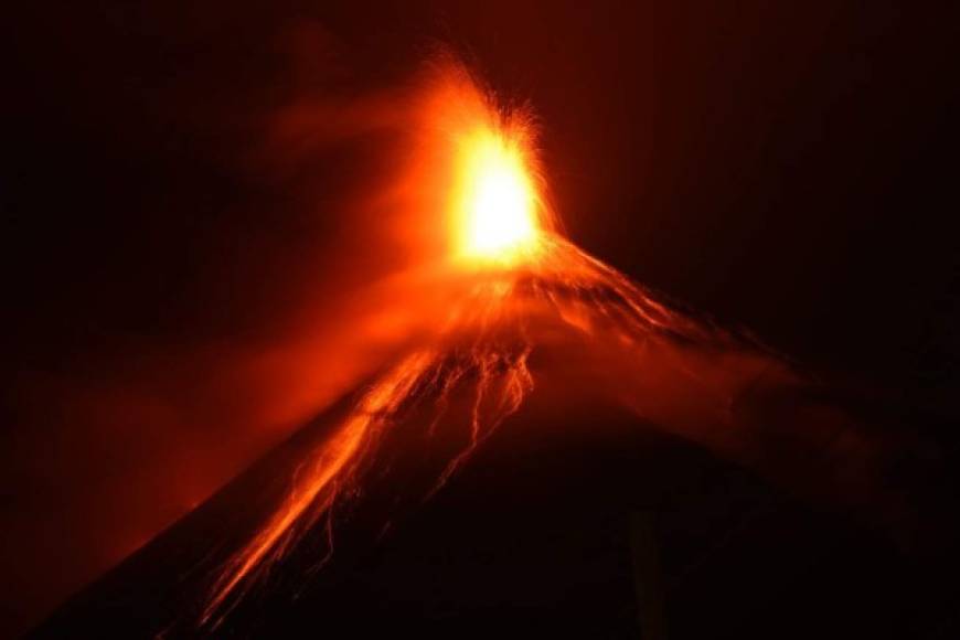 Una nueva erupción del volcán de Fuego en Guatemala obligó este lunes a evacuar a casi 4,000 personas de comunidades cercanas, reviviendo el temor a la furia del coloso que en junio dejó 194 muertos y 234 desaparecidos.