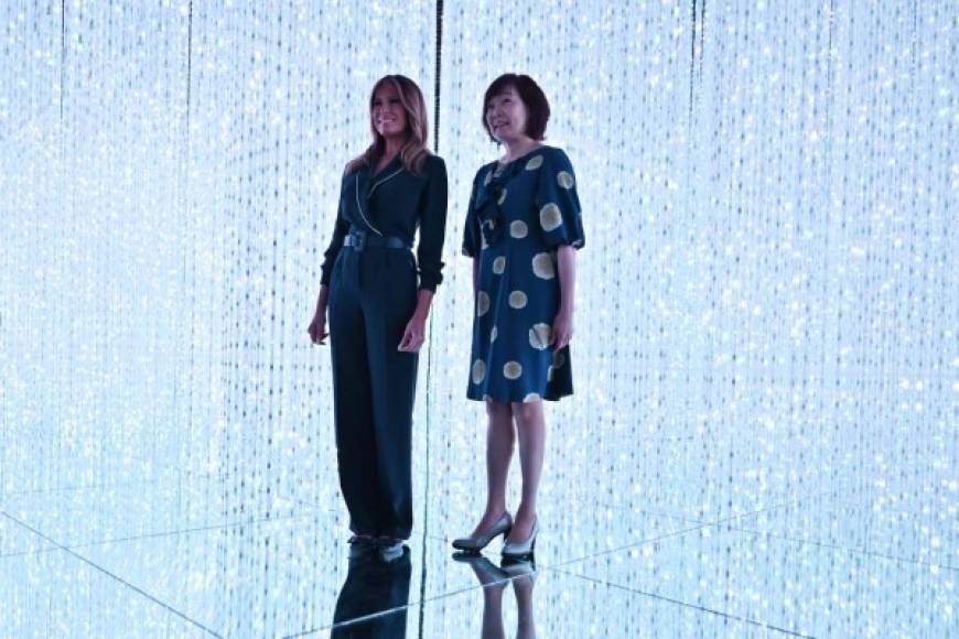 Ayer, la primera dama apostó por un jumpsuit negro para visitar el impresionante Museo de Arte Digital de Tokio junto a Akkie.