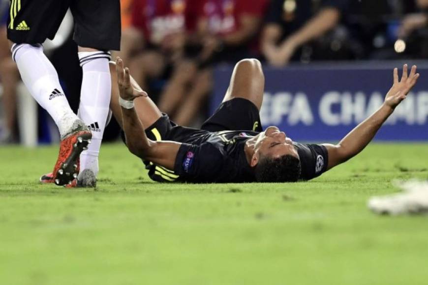 Cristiano Ronaldo se tiró al suelo cuando vio la tarjeta roja. Foto AFP