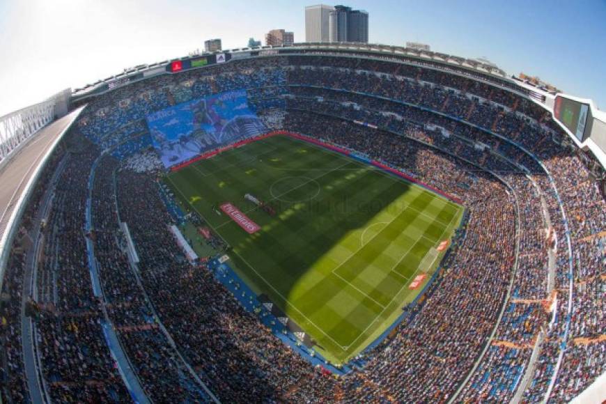 Una panorámica del estadio Santiago Bernabéu antes del arranque del clásico.