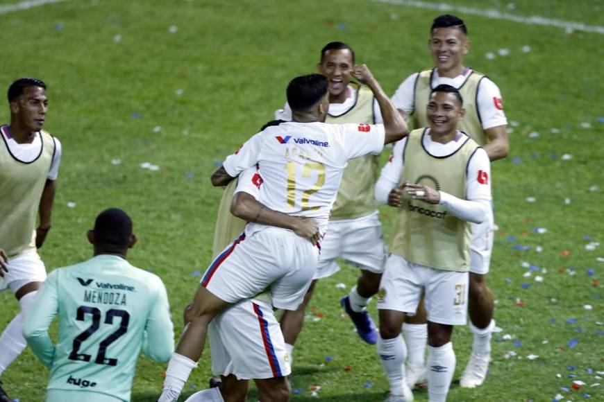 Gabriel Araújo Carvalho festejando con sus compañeros su segundo gol en la semana.