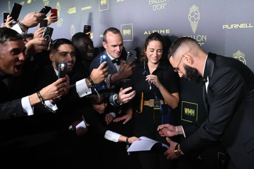Karim Benzema firmó algunos autógrafo en su paso por la alfombra roja del Balón de Oro.
