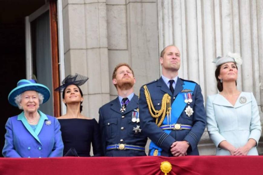 La duquesa de Sussex demostró que se está haciendo su lugar entre la familia real británica durante las celebraciones del Centenario de la Real Fuerza Aérea Británica (RAF).