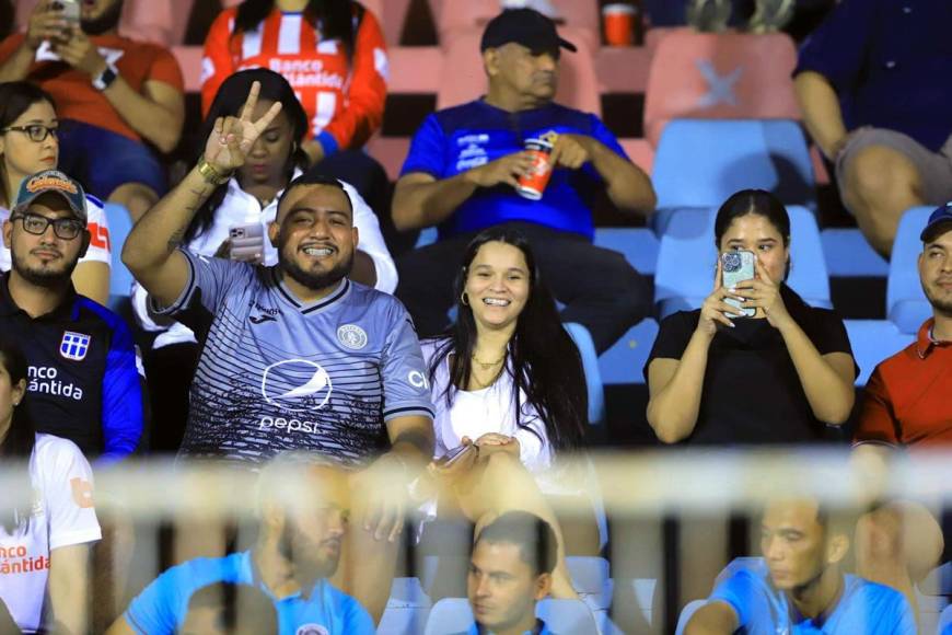 Los hinchas del Motagua también se han hecho presentes en la Gran Final.