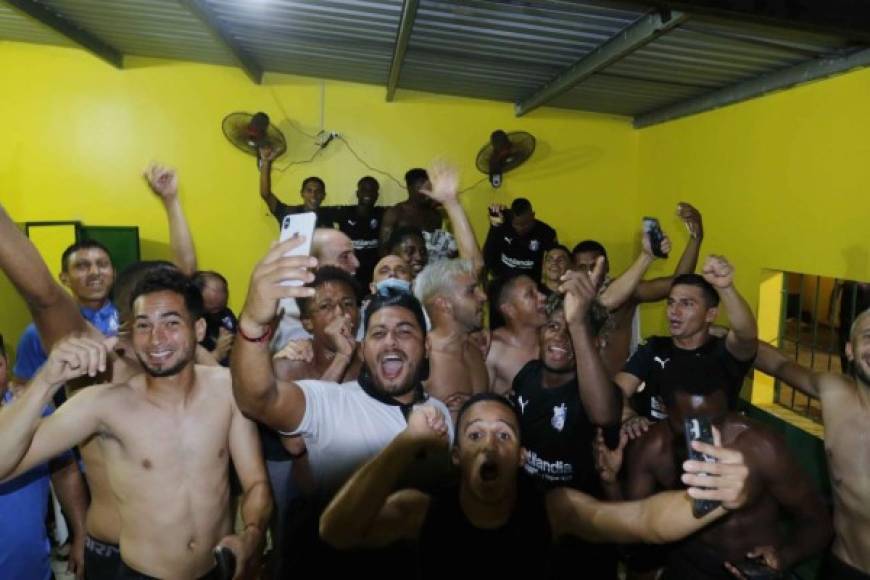 Los jugadores del Honduras Progreso celebraron en el vestuario con mucha euforia su pase a la semifinal.