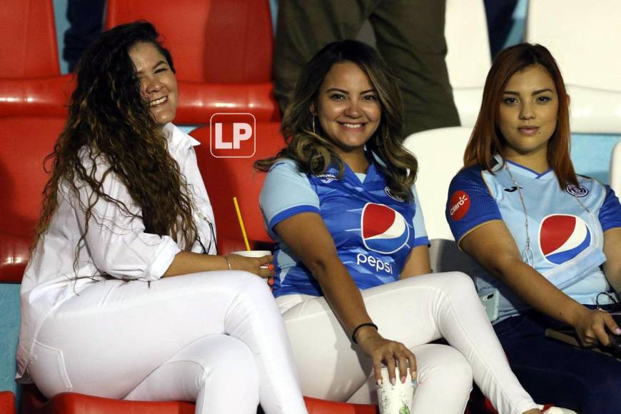 Estas chicas aficionadas del Motagua, sonrientes frente a la cámara de Grupo OPSA.