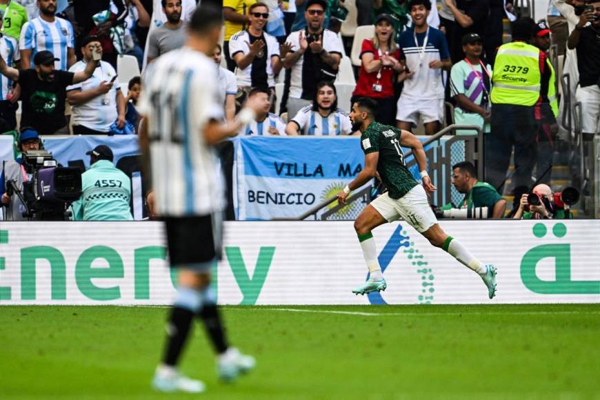 Saleh Al-Shehri corre a celebrar su gol para el empate ante Argentina.