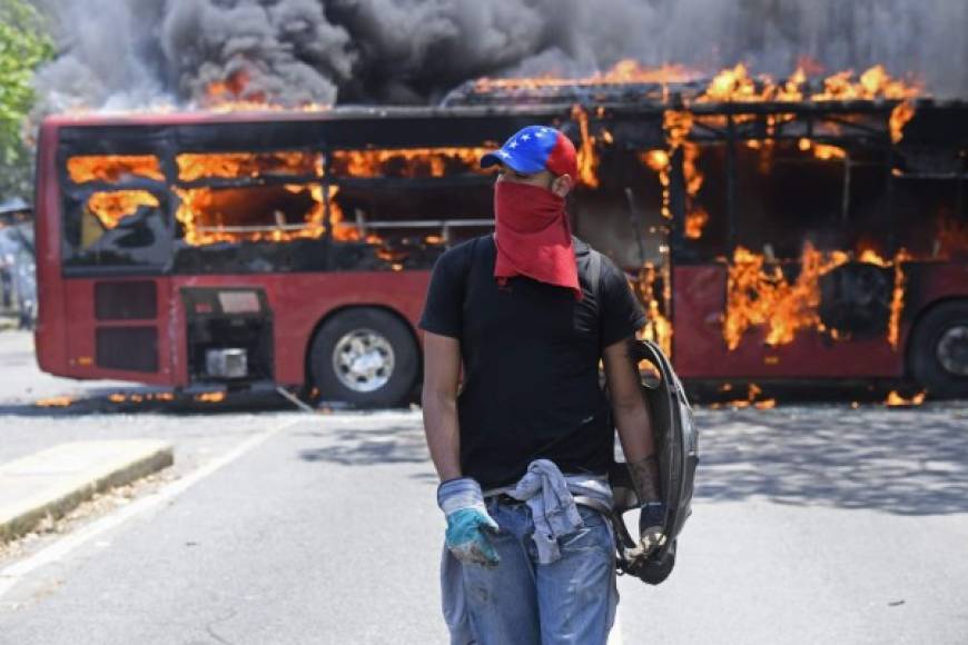 El caos impera en la capital venezolana y en otras ciudades donde los opositores han respondido al llamado de Guaidó.