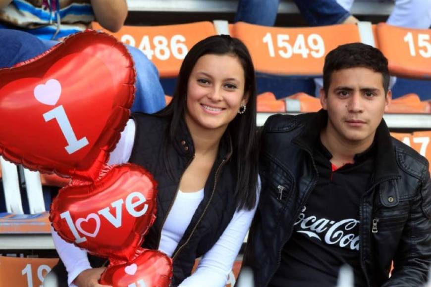 Los hondureños han mostrado su amor y cariño en los estadios de fútbol hondureño en el Día de San Valentín.