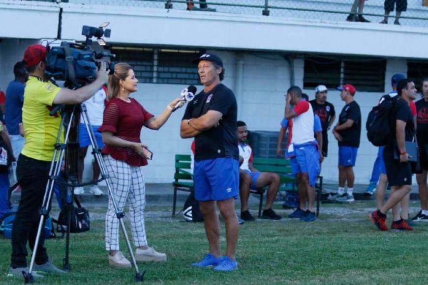 Antes del partido, Pedro Troglio habló con la bella periodista de Televicentro, Tanya Rodríguez, a su llegada al estadio Excélsior.
