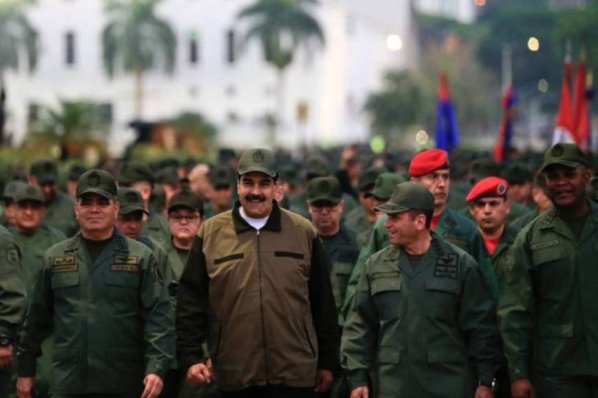 El ministro de Defensa, Vladimir Padrino, presente en el acto, criticó que haya detractores de Maduro que 'quieren comprar oficiales' para generar enfrentamientos entre militares.